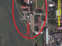 黄色矢印が、海軍博物館です。

海軍博物館の向かいに、海軍兵学校があります。

海軍兵学校は、国道３号線を挟んで、西側のチャオプラヤー川の畔です。

皆具博物館は、国道３号線に面していて、ＢＴＳの駅のすぐ東側であることが解ります。

海軍兵学校の校庭に、日本で建造されたトンブリ号の上部が置かれています。

赤色矢印の位置に、トンブリ号の上部があります。