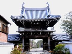 樹敬寺の裏手には、来迎寺と言う寺があった。
この寺は、伊勢を治めた北畠氏が、本拠松ヶ島城下に建立したものを、松阪城築城の際に移築したものだそうだ。
入口に建つ鐘楼門は、文政４年(1822)に再建されたものであった。