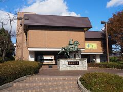 バス停より歩いてすぐ、根城に隣接する八戸市博物館を見学。
博物館前には根城南部氏4代当主・南部師行の銅像。