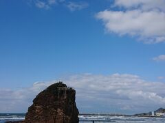 稲佐の浜に着きました！＼(^-^)／
10月に神無月という月があります。
このときには、他の県には神が居ないとされていて
出雲大社に、日本中の神様が集まるそうです。
最初にこの、稲瀬の浜に、日本中の神様が集結し出雲大社で会議するんだとか？
出雲は、10月は神在月というそう。
ここの砂を持って、出雲大社へもっていきます。
https://youtu.be/xZN0evIu7xY