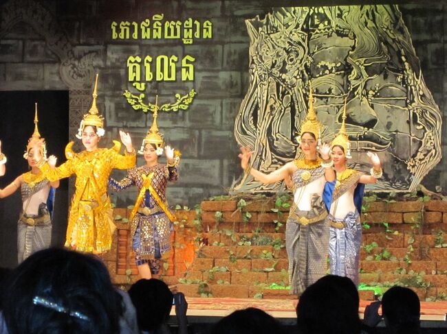 夕食、アプサラダンスショーを見ながらのビュッフェです。