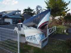 鮫駅前にある鮫のオブジェ。超ベタ。