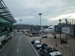 ７時間ほどのフライトでチャンギ国際空港に到着。近いですね。