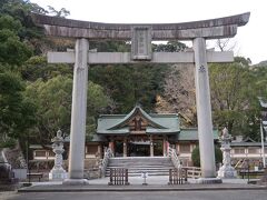 宇和島駅より徒歩10分弱で和霊神社の鳥居前に着きました。和霊神社は山家清兵衛が祀られています。山家清兵衛は伊達政宗の家臣でその後、政宗の子、初代宇和島藩主伊達秀宗のもとで家老として仕えました。武家の質素倹約を目指した藩政で他の家臣から反発を受け（伊達政宗の信頼を受け、伊達宇和島藩発足後も政宗と通じていた山家は、伊達宗家と距離を置こうとした秀宗にとって邪魔だったのではないか）、殺害されてしましました。殺害後、宇和島は地震や台風など天災が多発、宇和島伊達家にも不幸が続いたことから、秀宗は山家公頼を祀るため和霊神社を創建しました。