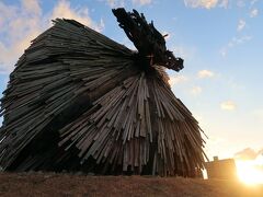 瀬戸内国際芸術祭の作品、リン・シュンロン「国境を越えて・海」が夕陽に照らされています。