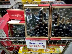 【Jabuticaba (ジャボチカバ)という果物】

お店にこのような感じで売られています～