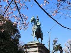 小松宮彰仁親王銅像(鳥羽伏見の戦・戊辰戦争に参戦)とピンク色の寒桜