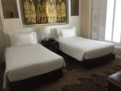 グランデセンターポイントホテルラチャダムにチェックイン。
リビングと寝室が分かれてて広～い。