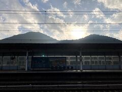 写真は新岩国駅。（8：30）

新岩国から三原まで47分間こだまに乗るので座席で内職・・・
自宅から持参したニンジンをピーラーでスライスしていました。
通りがかった女性の車掌さんから「すみません、車内刃物は禁止なんです。先日も事件があり・・・」と注意されたので素直にすぐにやめました。
ピーラーも刃物かぁ　(;^ω^)
三原でＪＲ呉線に乗り換え、車内は空いていたので、また袋の中で作業再開。。
注意されたらもちろんすぐにやめるつもりでしたが、車掌さんは来なかったです。人に迷惑を掛けるルール違反はしないですが、周りに人いなかったです（言い訳(;'∀')）。
