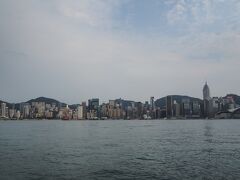 ビルの合間を通り1ブロック先に尖沙咀プロムナードがあります。
対岸の香港島を一望できます。