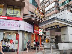 子供を寝かし、近所のスーパーへ。