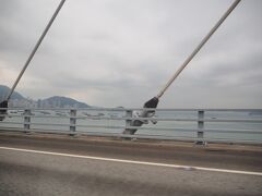 高速道路の橋を渡ります。