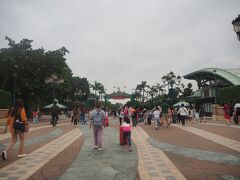 ディズニーランドの駅前に降ろされ、入口まで歩いていきます。