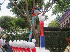 最近日本でも見るようになった、電動シャボン玉ステッキ。
ガンガンシャボン玉が出ます。