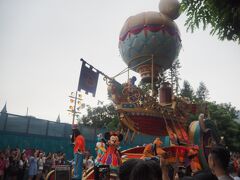 パレードが始まったので見てみる。