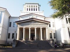 大倉山記念館

坂を登ると忽然と現れる洋館。


