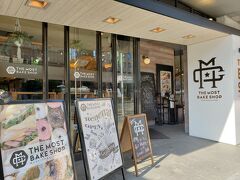 モーニングはホテルから徒歩5分ほどの場所にあるTHE MOST BAKE SHOPで。