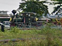 この場所には、何度か訪れていますが、タイ国鉄の歴史を感じさせる蒸気機関車です。

現在の、タイ国鉄のバンスー駅の北側にあり、線路のすぐ傍に置かれています。
