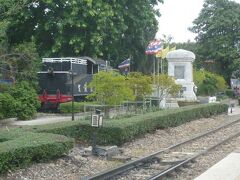 ファランポーン駅の北西端に、タイの鉄道発祥の記念碑が、置かれています。

記念碑とともに、蒸気機関車も置かれています。

地図上にも、タイ国鉄発祥記念碑との表示があります。