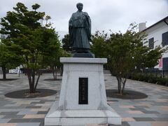 お昼を済ませ、列車まで30分くらいあるので、ぶらっと駅周辺をお散歩。

最近出来たという、武田信玄の父、信虎の像も見ておきました。
