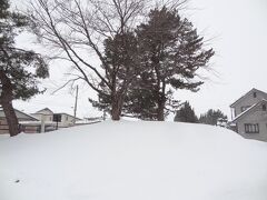 11:27
余目駅から、900m/13分。

ナニコレ！
はい、こちらは「梵天塚古墳」です。
雪に埋もれていますが、東西32m・南北15m・高さ2.8m、11世紀頃の古墳と推測され、旧余目町の文化財指定1号となり、今は庄内町指定史跡となっております。