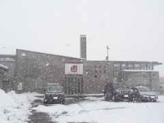 11:38
= 庄内町ギャラリー温泉 町湯 =
温泉の内湯/露天風呂とサウナがある、町民憩いの場です。
余目駅から750m/徒歩10分のところにあります。

雪が降ってきました。
温泉入りたいけど、時間が‥

▼庄内町ギャラリー温泉 町湯
http://machiyu.jp/index.html