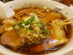 醤油チャーシュー麺、いただきました！
あっさり魚介スープですが、冷めにくくなるように、アブラが浮いていて、あっさりスープとアブラ、そして細ちぢれ面の組み合わせが、自分好みでした。

満腹になったので、ホテルに戻って寝ます。
おやすみなさい。