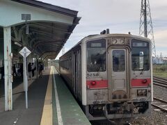 根室に到着、このとき、朝8時。
5時半に釧路を出発し、車窓を楽しんだり、眠いときには眠り、思いのまま過ごした約2時間半でしたが、立っている人もいて混雑する車内は、決して100%快適とは言えず、何とかしてほしいです。