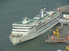 これから乗船する、佐渡汽船「おけさ丸」です。
平成5年に就航した5,000トン級カーフェリーで、3代目のおけさ丸となります。

=おけさ丸=
船種‥フェリー
船籍‥日本/新潟県両津
所有‥佐渡汽船・船舶整備公団(鉄道建設・運輸施設整備支援機構)
運用‥佐渡汽船
総トン数‥5,862t
全長‥134.7m
全幅‥21.0m
建造所‥神田造船所川尻工場 (第340番船)
就航‥平成5年4月