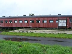 サンゴ草群落の前には、国鉄湧網線の駅跡があり、９６００型ＳＬが保存されています。