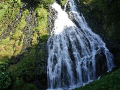知床半島に向かって走るとオシンコシンの滝。アイヌ語でエゾマツの群生を意味するようです。日本の滝１００選にも入っている知床を代表する滝です。