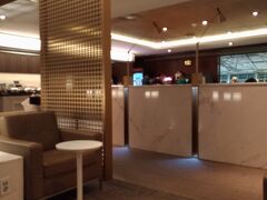 5時からは、プライオリティパスで入れるSKY HUB LOUNGEが営業開始するので、そこへ移動。途中インフォメーションカウンターで場所を教えてもらったが、そこには無かった。結局ネットで事前に調べたあたりに見つけた（ここも2階だが、トランジットエリアからは一度１階におりる必要あり）。
店内の状況から、5時よりも早い時間から営業開始しているようだった。この時間は、アルコールやホットミールはなく、炭酸飲料と乾ききったサンドイッチをいただき、しばし休憩。