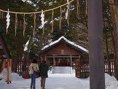 途中に開拓神社　
開拓に幾多の困難を克服して北海道発展の基礎を樹立された先人たちの遺徳を偲び
その功績を称え創建されたそう
＊パンフレットより

今では自身の色々な開拓を祈る神社としても人気なのだそう
しっかりお参りしとこう

