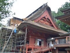 社殿が素晴らしい月山神社。こんな山の中にこんな大社殿があるなんて驚きだ。羽黒山頂上にある社殿で、月山、羽黒山、湯殿山の三神を合祭した大社殿で、社殿はその名の通り非常に大きく茅葺の屋根は迫力満点だ。
