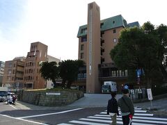 ちなみにこちらが宿泊したホテル。
ANAクラウンプラザホテル長崎グラバーヒルです。
ホテルの横にある道を進むと天主堂とか、文明堂総本店とかがあります。