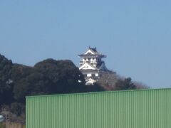 館山城が遠くに見えます。