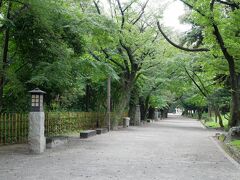 駅の反対に出て飛鳥山公園に来ました。
平日+雷があった影響で人が少ないです。
