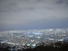 ホテルにチェックインしてからひたすらダラダラした後、藻岩山へ行き山頂から夜景を見ました。