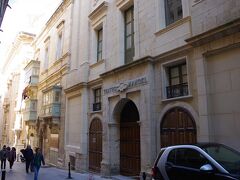 マノエル劇場（Teatru Manoel）です。
１７３１年に騎士団長マノエルによって建てられました。
５階建てのボックス席がある大きな劇場は、
ヨーロッパ最古の劇場の一つです。
ガイドツアーで見学が出来ます。
