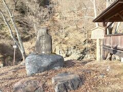 中山道の宮ノ越宿の手前の山吹山のふもとにある巴淵は、木曽川が巴状に渦を巻く淵。
