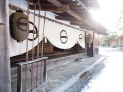 福島関所資料館は、上番所、下番所、勝手を復元した建物の中に関所に関連する資料を展示公開しています。
