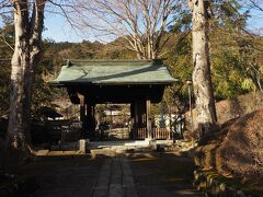 木曽三大寺の一つに数えられている古刹。
庫裏の前には日本一広い石庭、枯山水庭園「看雲庭」があり、ここは有料になっていました。
