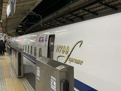 ★19:33
仕事を終えた後東京駅へ移動し、東海道新幹線「ひかり」に乗車。
おや？2020年にデビューしたばかりの「N700S」ではありませんか。