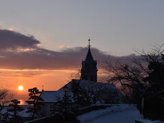 ハリストス正教会越しに日が昇ってきました。

朝早く着いて良かったと初めて思いました。