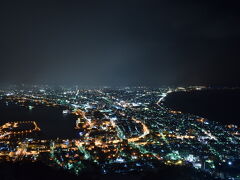 山頂からの夜景。

冬場は曇りの日が多く、夜景がボヤッとしてしまうことが多いです。

くびれが綺麗で実際に見ると夜景が想像以上に近いです。

個人的には日本で一番綺麗な夜景だと思います。