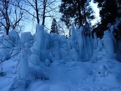 山頂で景色を満喫して1時間ほどで下山。登山口付近で青い氷の柱「青だる」を見られました。道路側に氷の彫刻などがあったようですが、知らずに見落としました。。。