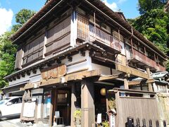 万葉公園の近くにある老舗和菓子店へ。
湯河原で初めてきび餅を作ったお店との事で、素敵な店構えと雰囲気の良い店内、