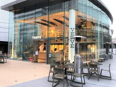 東京・六本木【VERVE COFFEE ROASTERS】

コーヒーショップ【ヴァーヴ コーヒー ロースターズ六本木】の写真。

東京初の路面店として出店し、全面ガラス張りで地域に溶け込む
外観とVERVE最大規模となる1・2階に跨る計150平米のフロアで
天高の広々と寛げる開放的な空間に仕上がっています。
日当たりもよく、店舗の横には芝生が広がり、屋外にはテラス席を設け
コーヒーを片手に緑を望むことができ、ゆっくりと美味しいコーヒーを
お楽しみ頂けます。