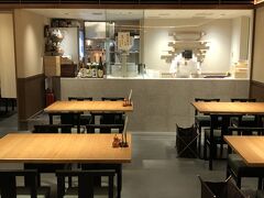 東京・六本木『六本木ヒルズ』ウェストウォーク 5F

【手打ち蕎麦 欅】の店内の写真。

正面で・・・。