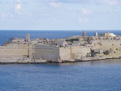 カルカーラ半島の先端にあるリカソリ要塞（Fort Ricasoli）です。
この要塞を見るには最高の場所でしょう。
マルタにある数多の要塞などは公開されている箇所が多いですが、
このリカソリ要塞は非公開です。
映画「グラディエーター」のロケが行われたそうです。
